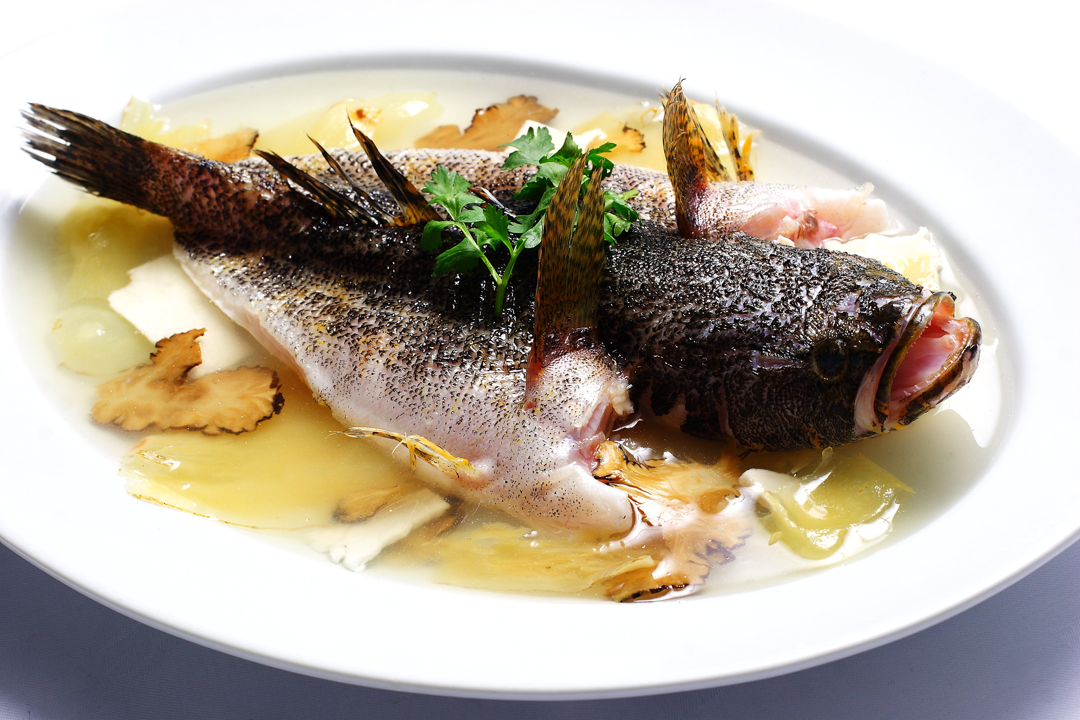 031 天麻蒸鱼(STEAMED LIVE FISH W/ 'TIAN MA')